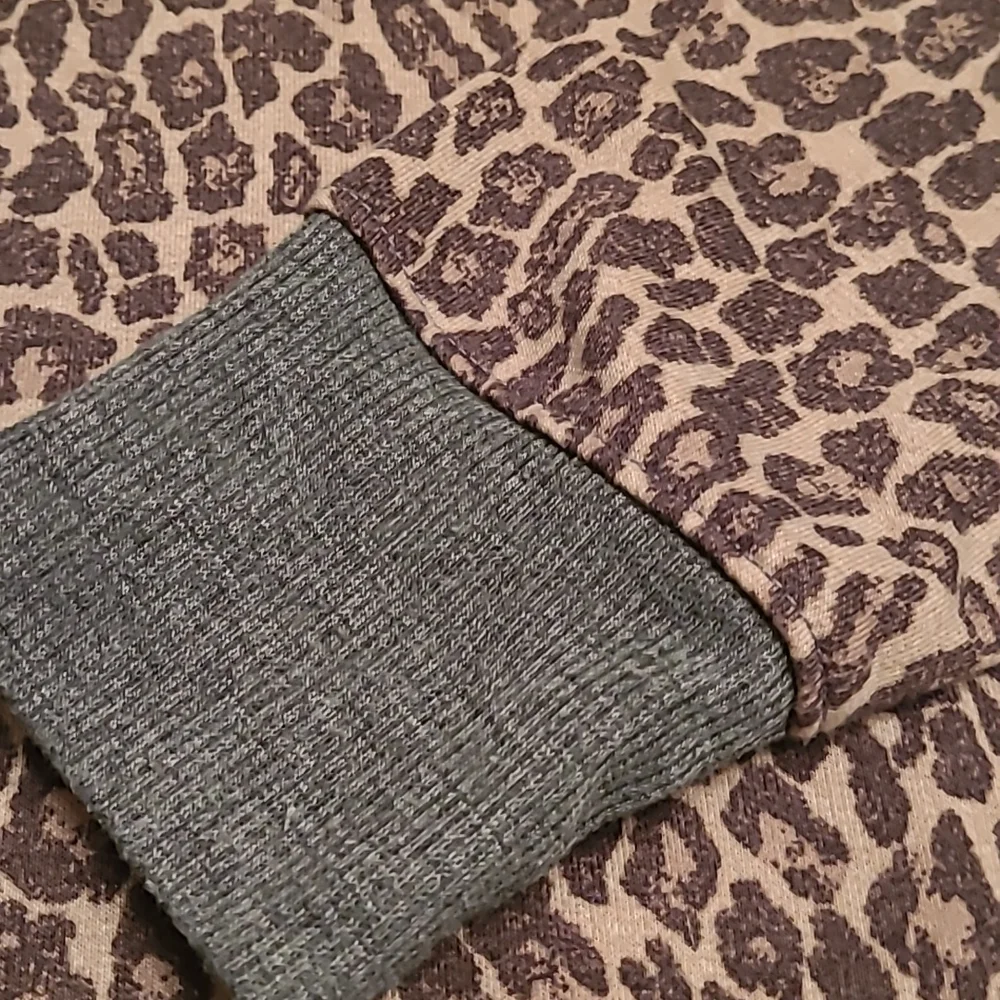 Splendid Women's XS Leopard Print Sweater